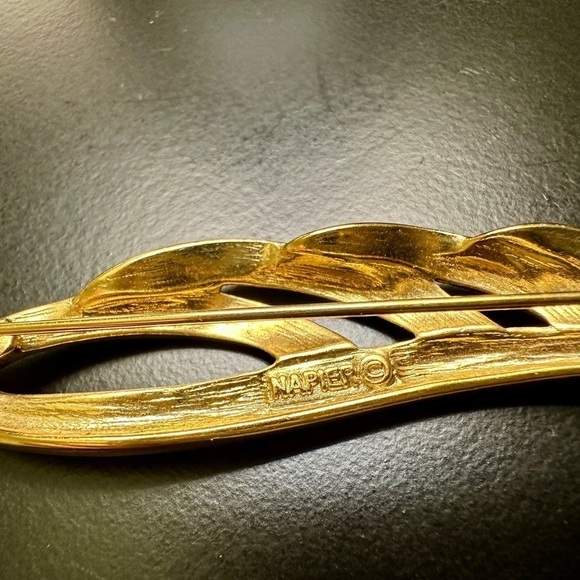 NAPIER, SIGNED, BROOCH. LEAF, FEATHER PIN IN GOLD-TONE. 1/2” x 3” - Picture 2 of 4